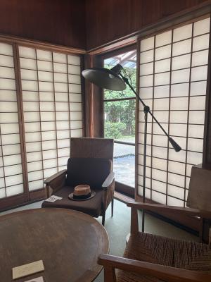 居間の椅子と帽子