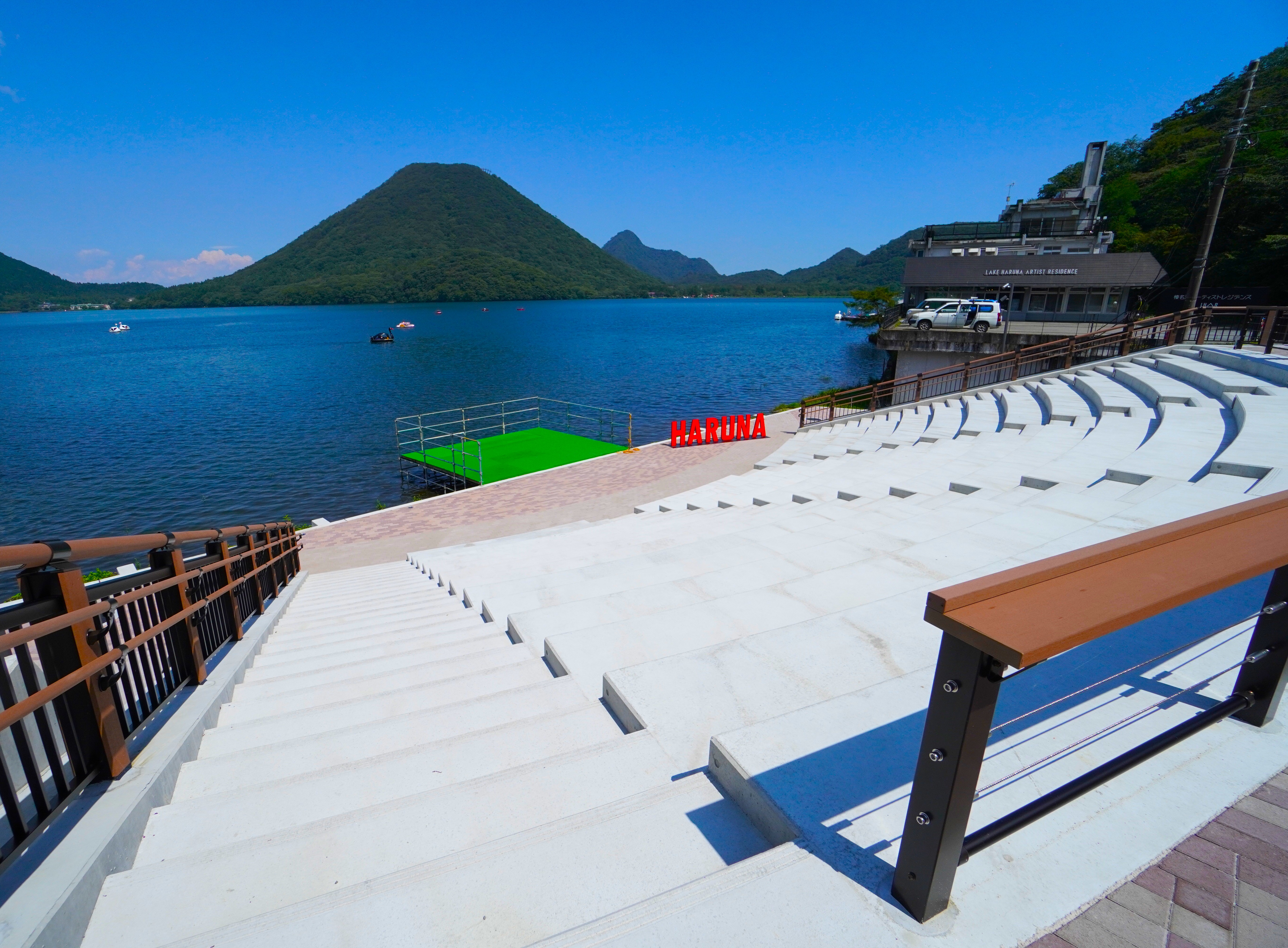 榛名湖上ステージ護岸観覧席の画像