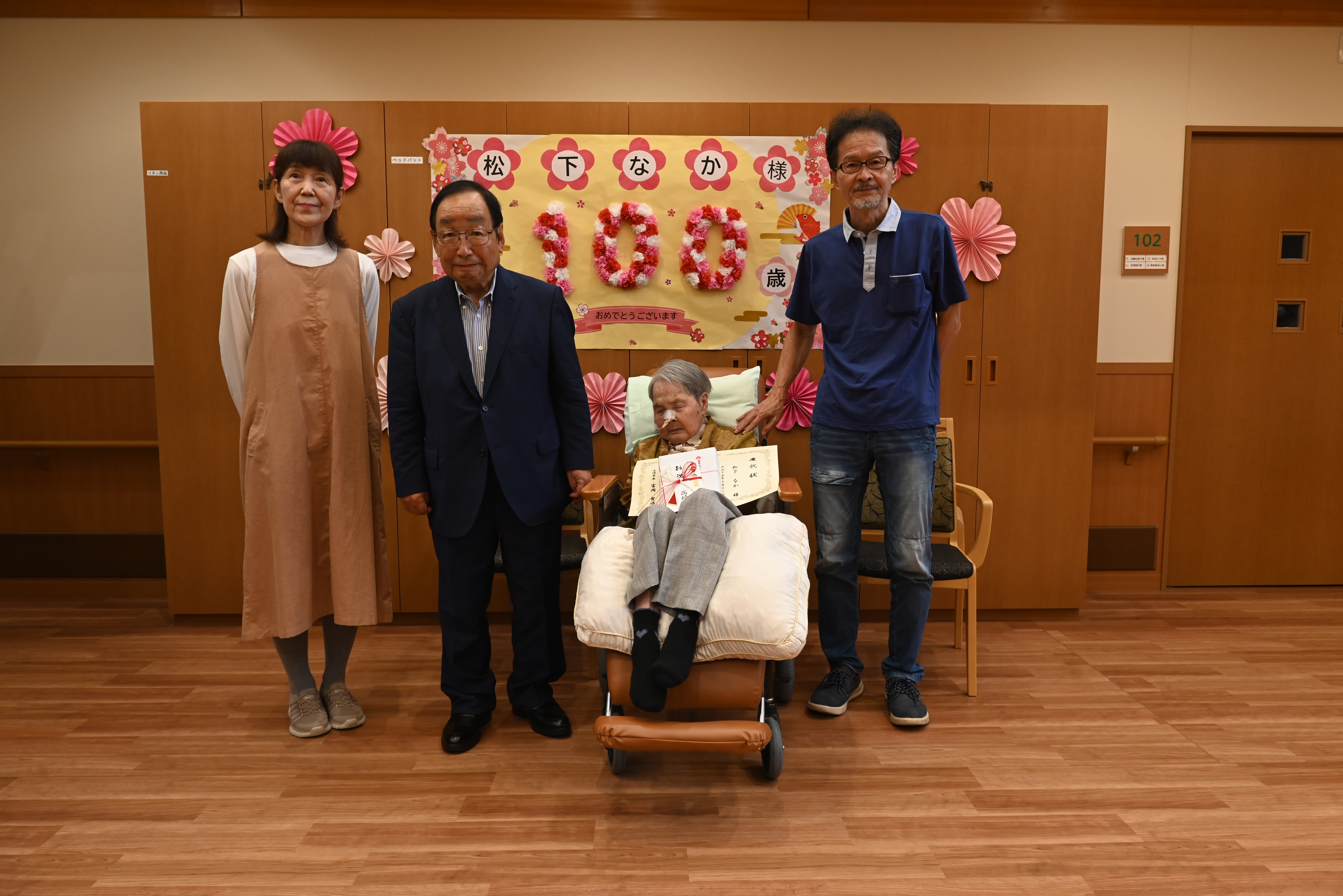 市長と松下さんの記念写真