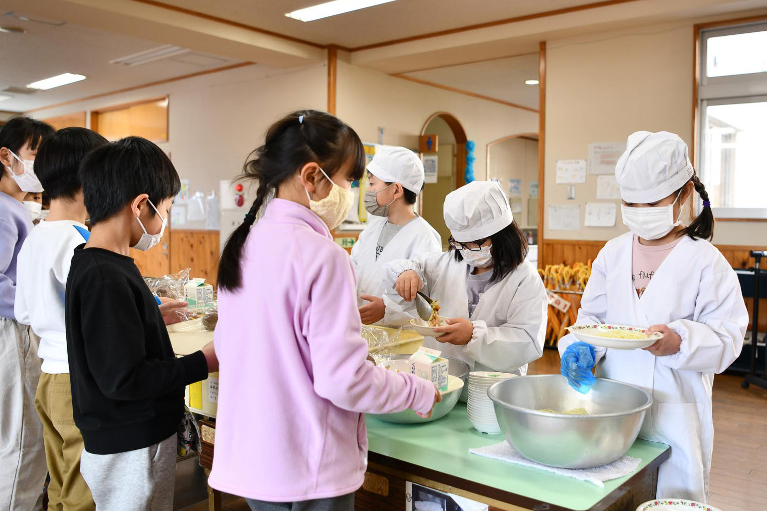 給食の準備をしている様子の写真