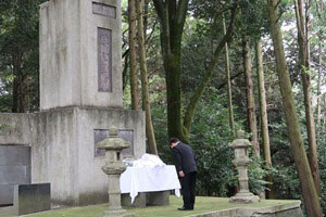 参拝の様子（護国神社）