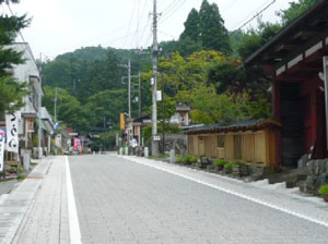 舗装後の榛名神社参道