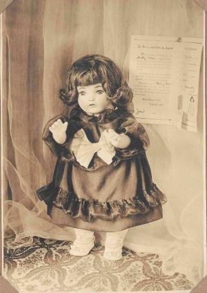 昭和2年高崎幼稚園に贈られた青い目の人形サリー・アンの写真